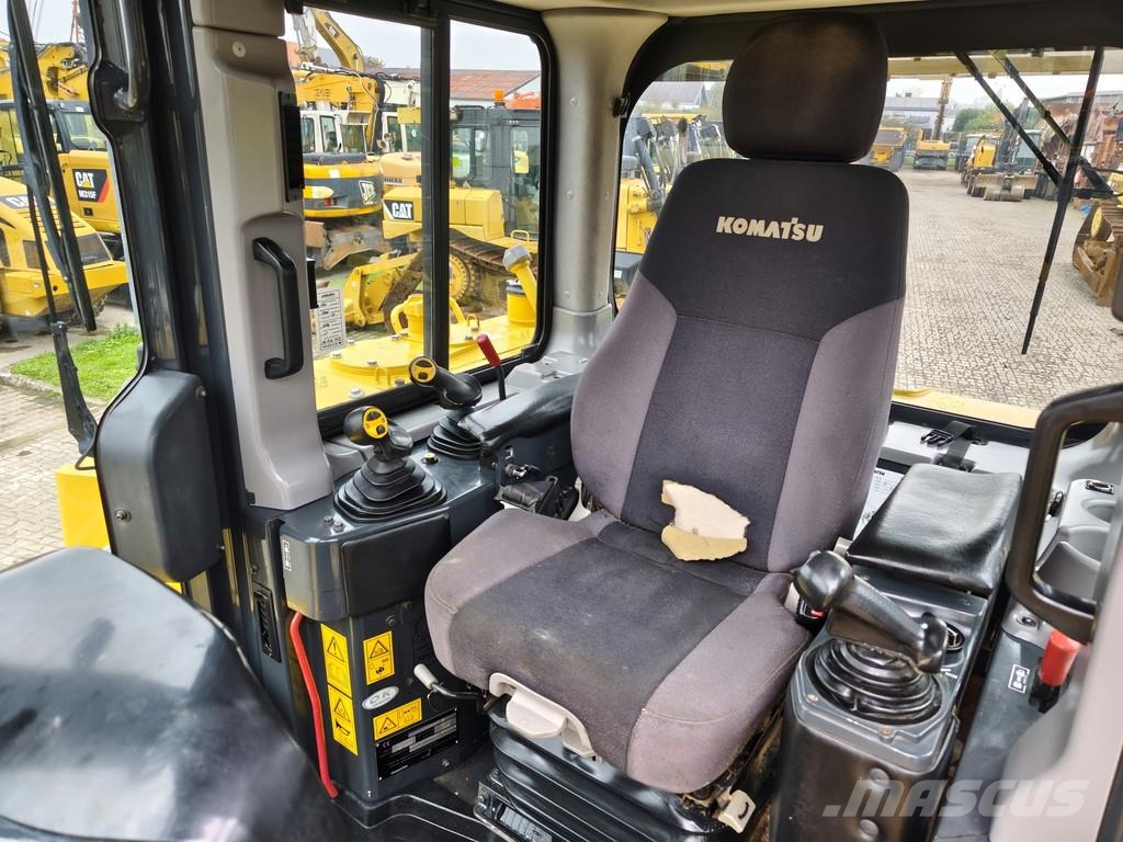 Komatsu D155 AX-8 . Buldožerji goseničarji