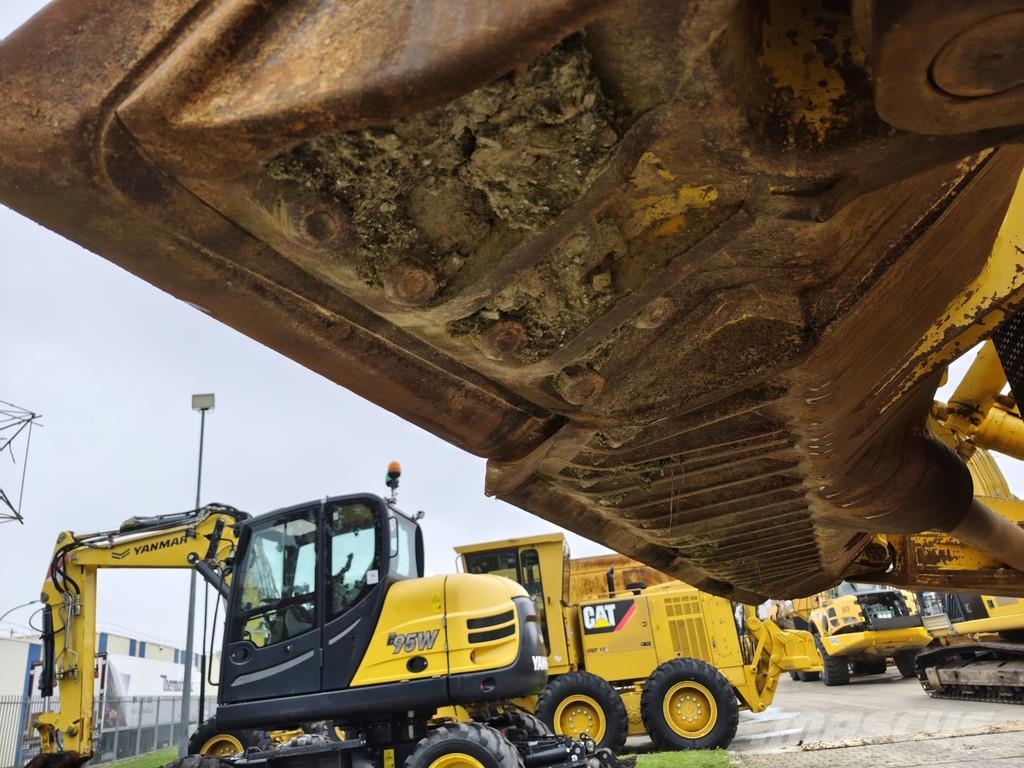 Komatsu D155 AX-8 . Buldožerji goseničarji