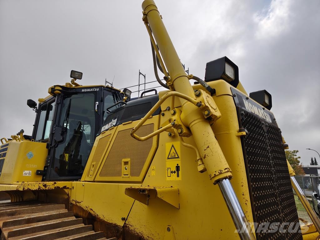 Komatsu D155 AX-8 . Buldožerji goseničarji