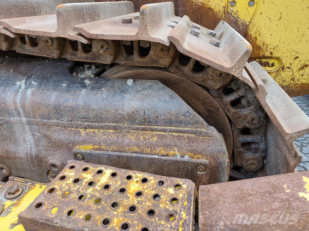 Komatsu D155 AX-8 . Buldožerji goseničarji