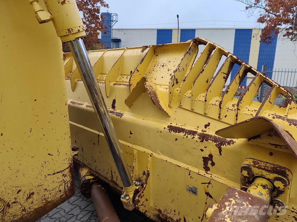 Komatsu D155 AX-8 . Buldožerji goseničarji