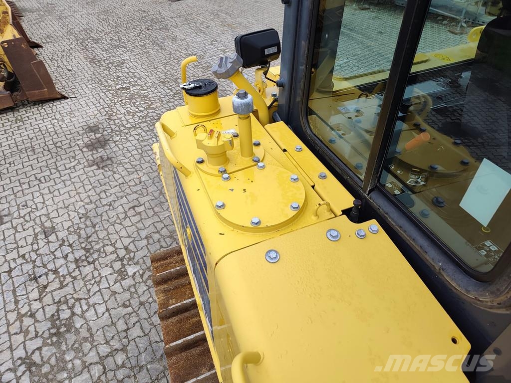 Komatsu D155 AX-8 . Buldožerji goseničarji