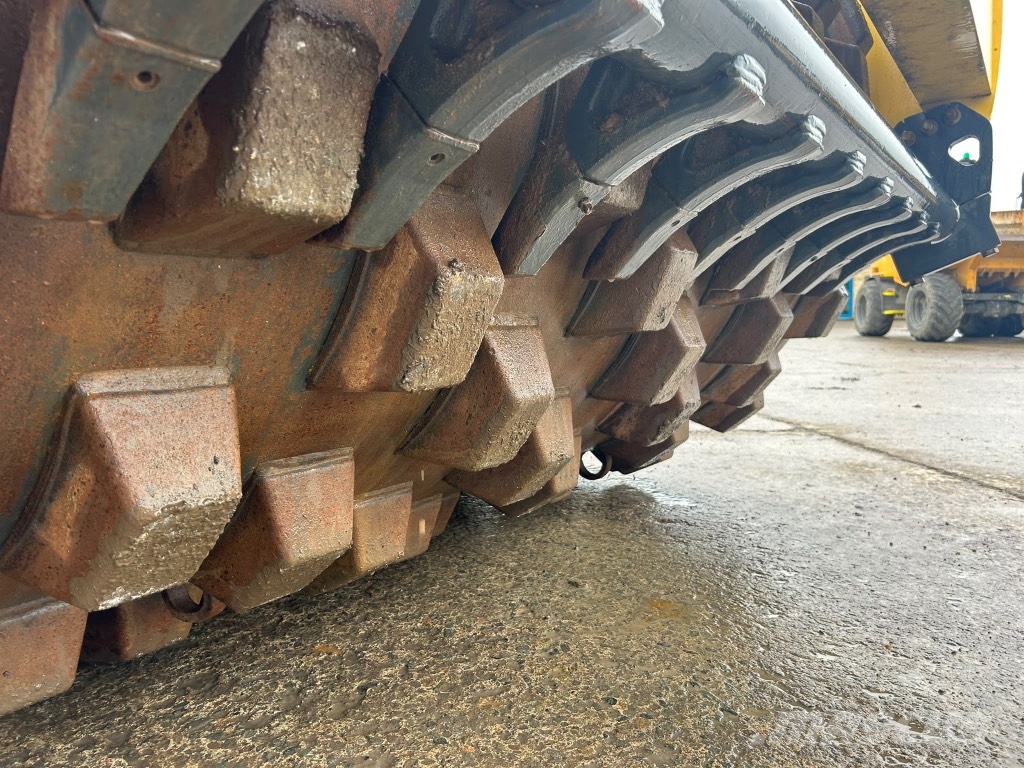 Bomag BW213 DH-5 Pad Foot / Sheep Foot Enkelt tromle