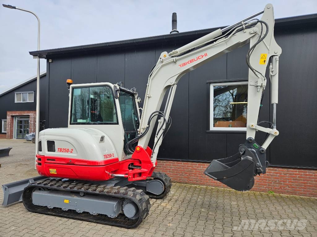 Takeuchi TB250-2 stage V Minigraafmachines < 7t