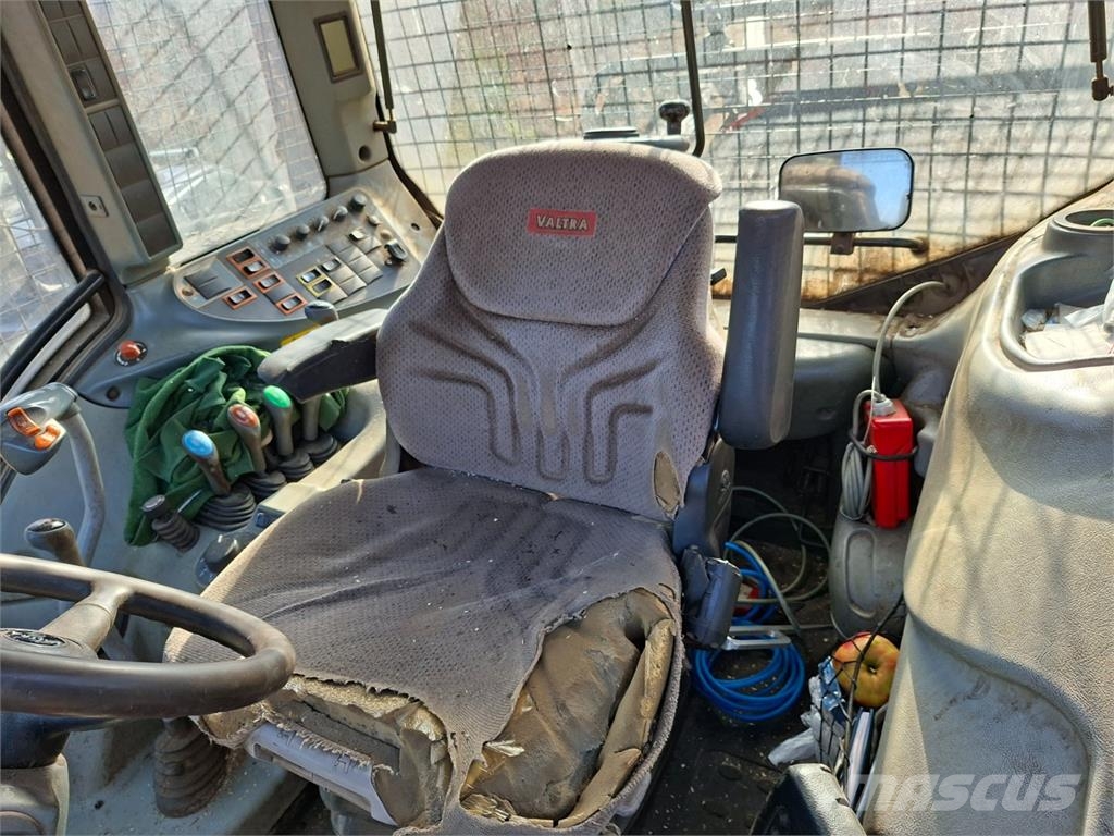 Valtra N123 4X4 + ČELNÍ NAKLADAČ Diger