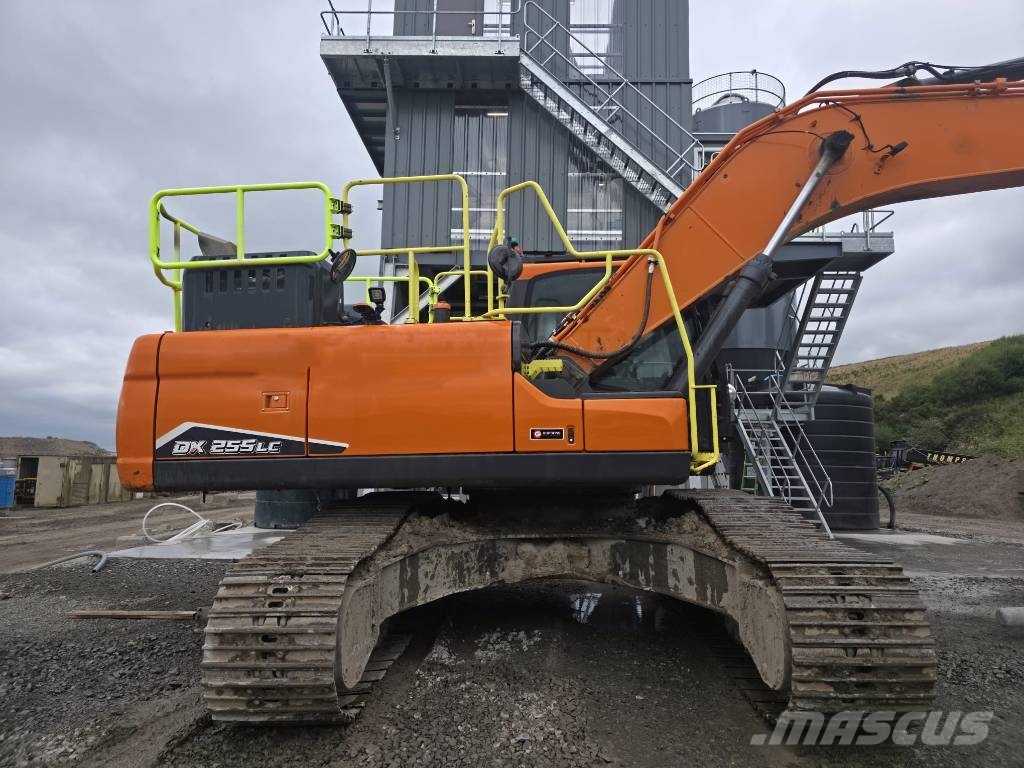 Develon DX 255 LC-7 حفارات زحافة