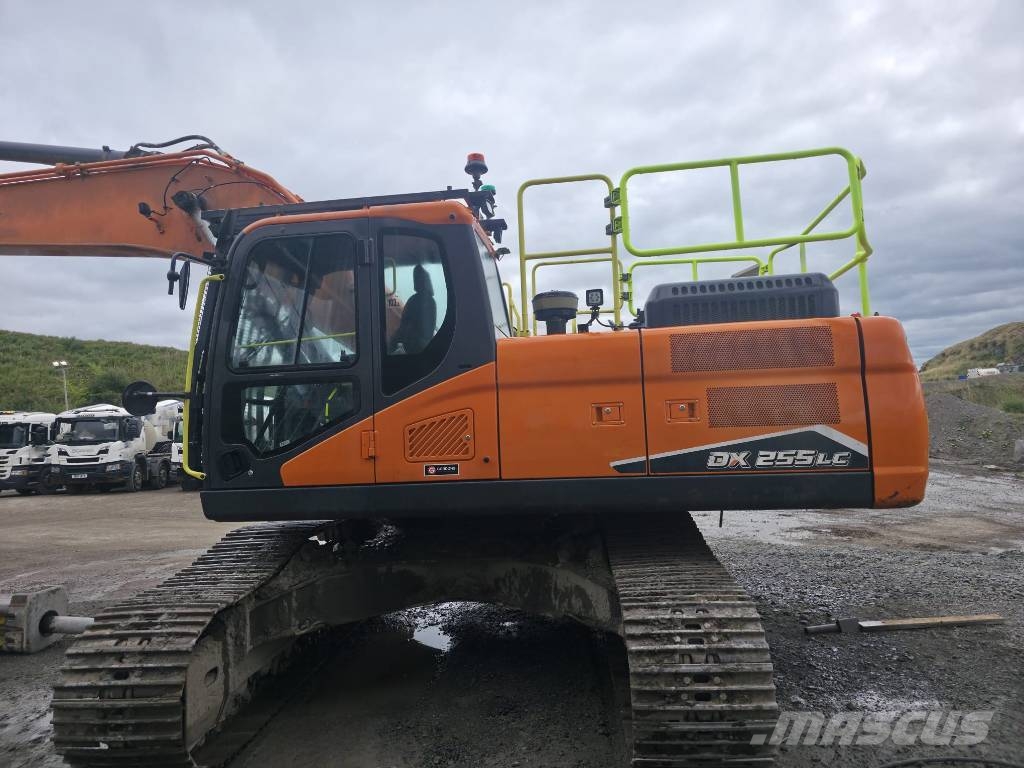 Develon DX 255 LC-7 حفارات زحافة