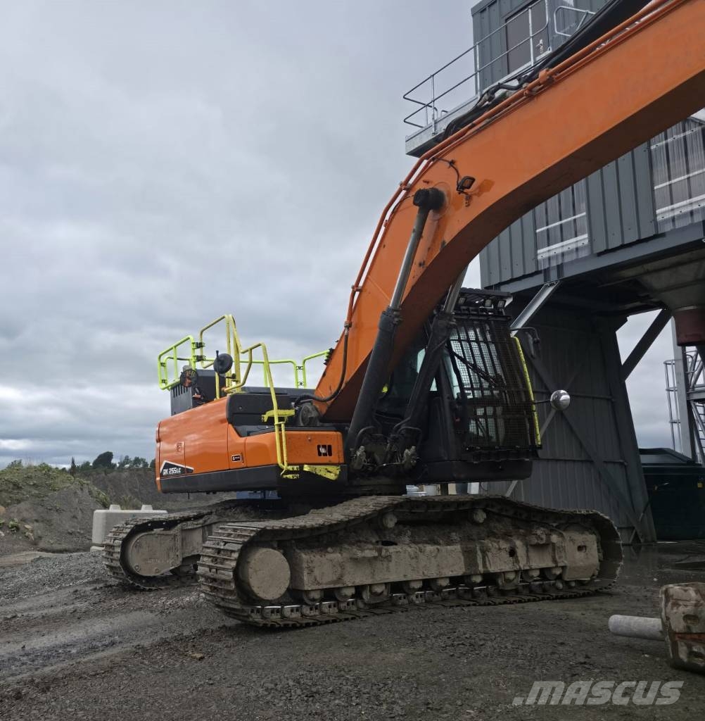 Develon DX 255 LC-7 حفارات زحافة