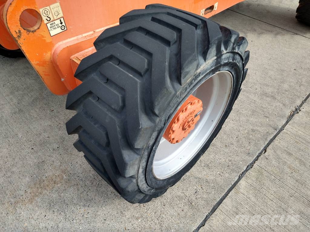 JLG 800 AJ (698) Iseliikuvad poomtõstukid