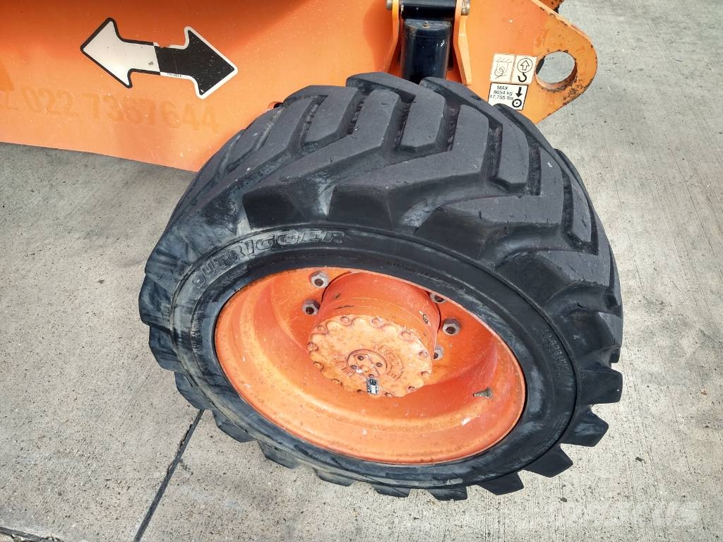 JLG 800 AJ (698) Iseliikuvad poomtõstukid