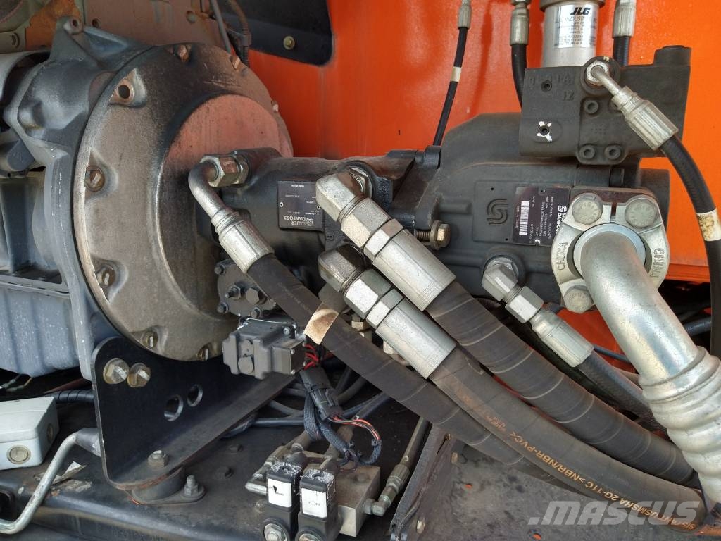 JLG 800 AJ (698) Iseliikuvad poomtõstukid