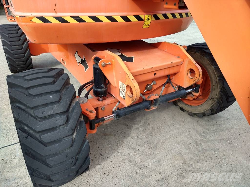 JLG 800 AJ (698) Iseliikuvad poomtõstukid