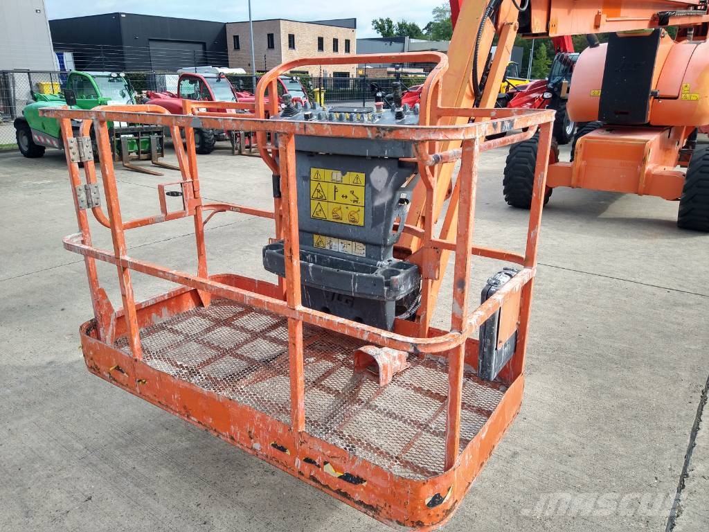 JLG 800 AJ (698) Iseliikuvad poomtõstukid