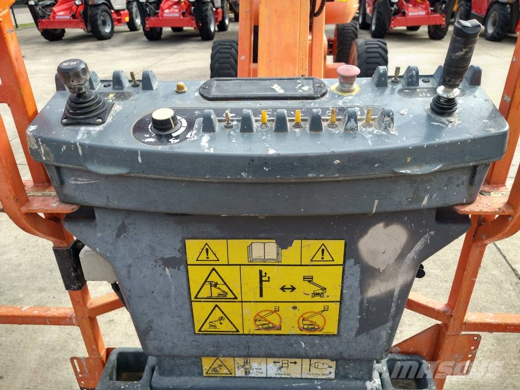 JLG 800 AJ (698) Iseliikuvad poomtõstukid