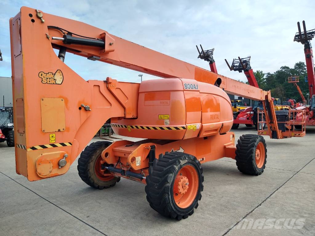 JLG 800 AJ (698) Iseliikuvad poomtõstukid