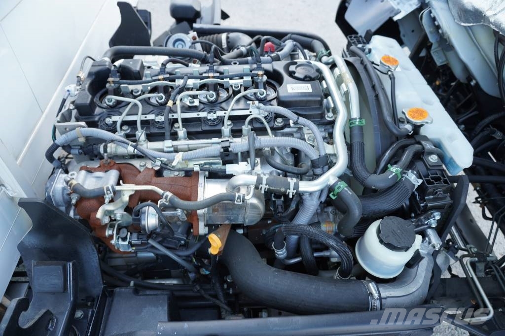 Nissan NT400 CARROCERIA CERRADA EXPOSITOR MOVIL Samochody ciężarowe ze skrzynią zamkniętą