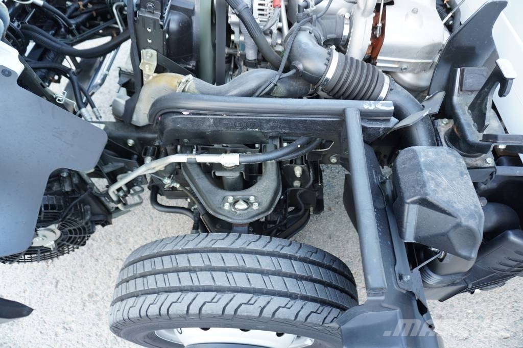 Nissan NT400 CARROCERIA CERRADA EXPOSITOR MOVIL Samochody ciężarowe ze skrzynią zamkniętą