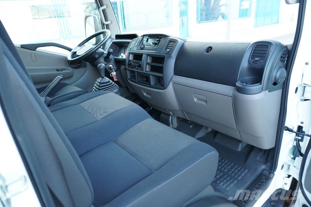 Nissan NT400 CARROCERIA CERRADA EXPOSITOR MOVIL Samochody ciężarowe ze skrzynią zamkniętą