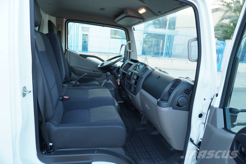 Nissan NT400 CARROCERIA CERRADA EXPOSITOR MOVIL Samochody ciężarowe ze skrzynią zamkniętą