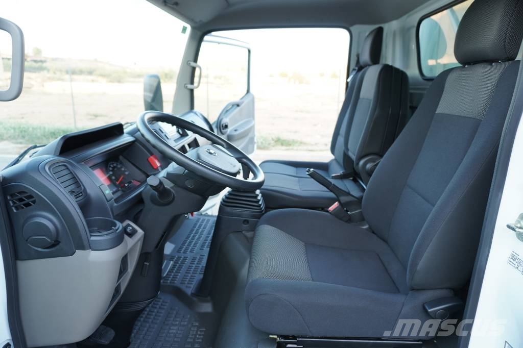 Nissan NT400 CARROCERIA CERRADA EXPOSITOR MOVIL Samochody ciężarowe ze skrzynią zamkniętą