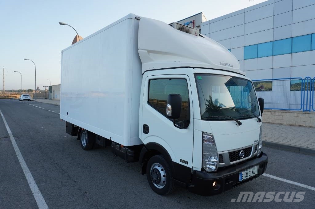 Nissan NT400 CARROCERIA CERRADA EXPOSITOR MOVIL Samochody ciężarowe ze skrzynią zamkniętą