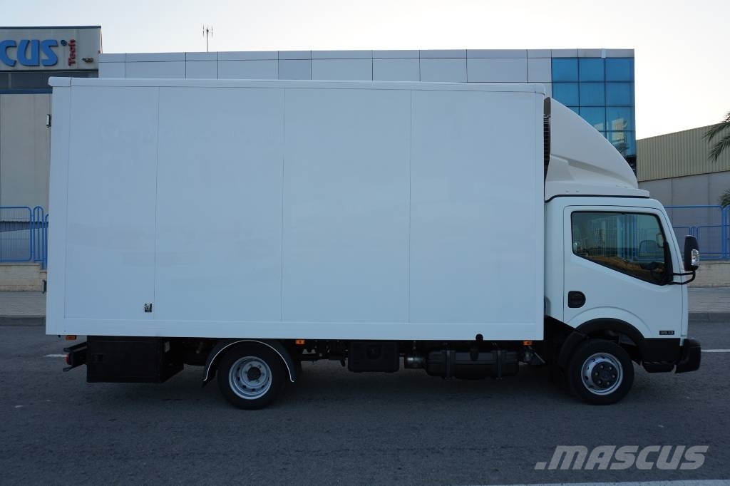 Nissan NT400 CARROCERIA CERRADA EXPOSITOR MOVIL Samochody ciężarowe ze skrzynią zamkniętą