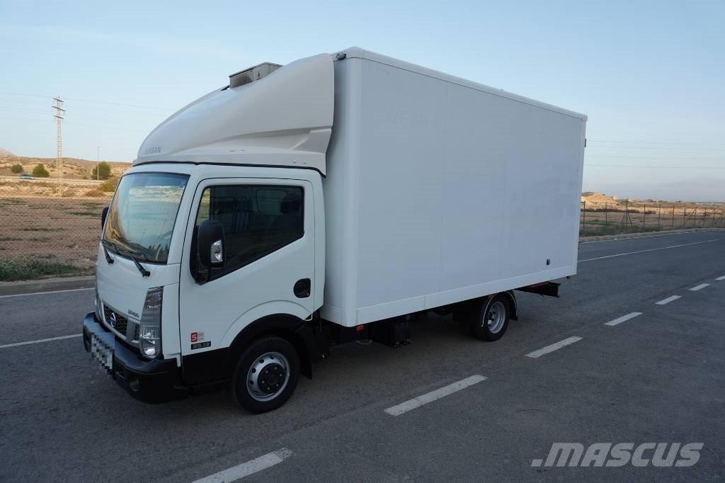 Nissan NT400 CARROCERIA CERRADA EXPOSITOR MOVIL Samochody ciężarowe ze skrzynią zamkniętą