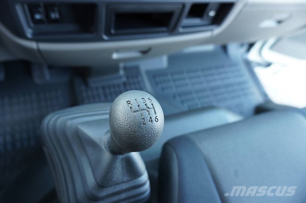 Nissan NT400 CARROCERIA CERRADA EXPOSITOR MOVIL Samochody ciężarowe ze skrzynią zamkniętą