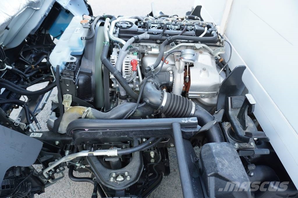 Nissan NT400 CARROCERIA CERRADA EXPOSITOR MOVIL Samochody ciężarowe ze skrzynią zamkniętą