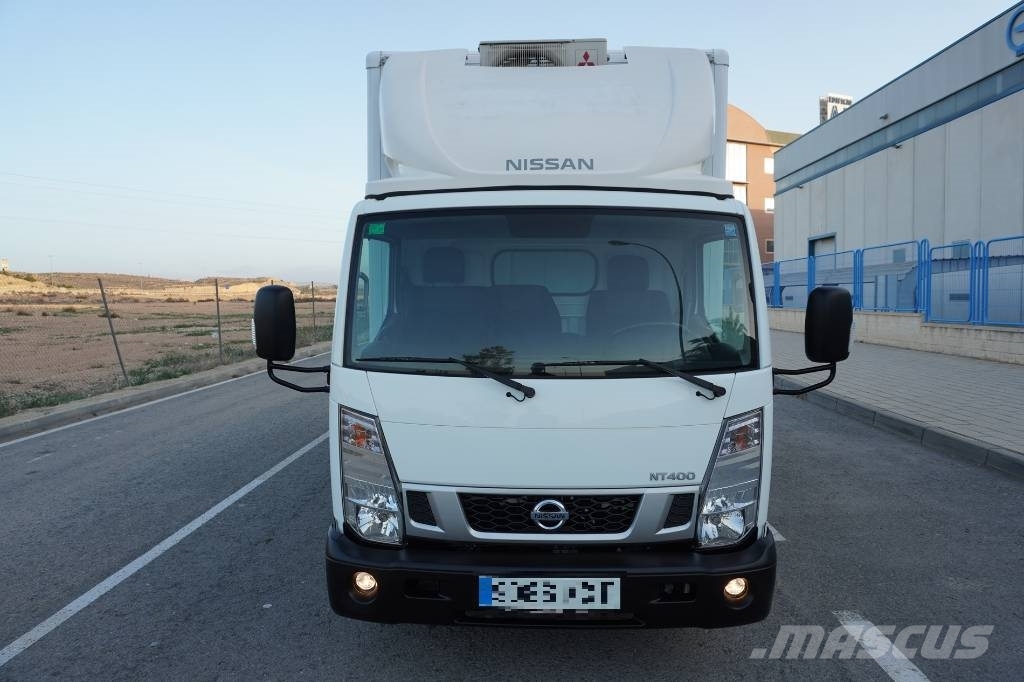 Nissan NT400 CARROCERIA CERRADA EXPOSITOR MOVIL Samochody ciężarowe ze skrzynią zamkniętą