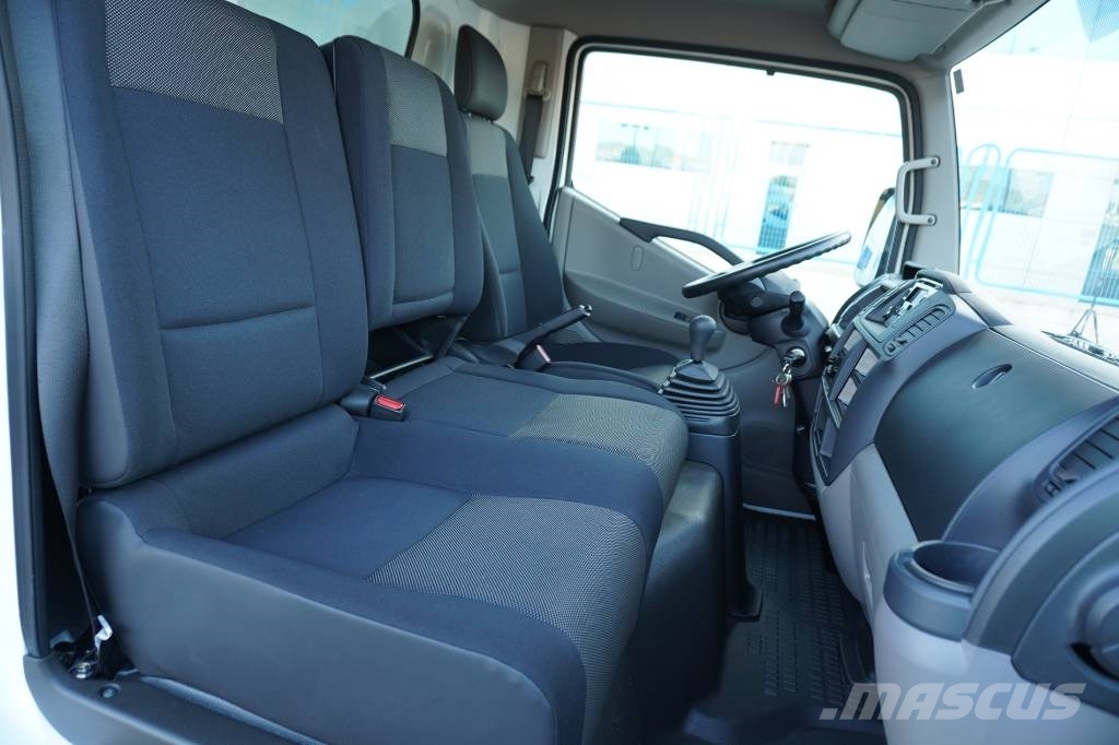 Nissan NT400 CARROCERIA CERRADA EXPOSITOR MOVIL Samochody ciężarowe ze skrzynią zamkniętą