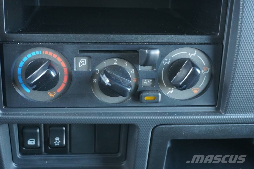 Nissan NT400 CARROCERIA CERRADA EXPOSITOR MOVIL Samochody ciężarowe ze skrzynią zamkniętą
