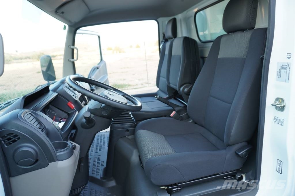 Nissan NT400 CARROCERIA CERRADA EXPOSITOR MOVIL Samochody ciężarowe ze skrzynią zamkniętą