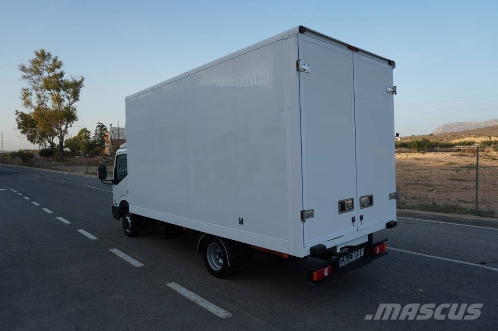 Nissan NT400 CARROCERIA CERRADA EXPOSITOR MOVIL Samochody ciężarowe ze skrzynią zamkniętą