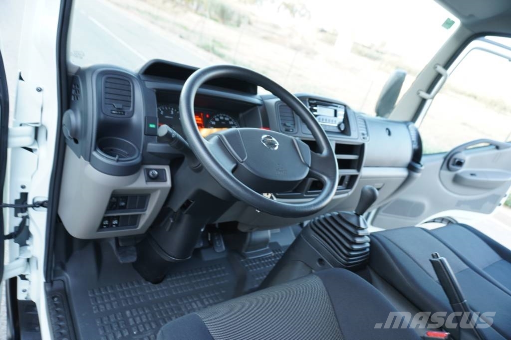 Nissan NT400 CARROCERIA CERRADA EXPOSITOR MOVIL Samochody ciężarowe ze skrzynią zamkniętą
