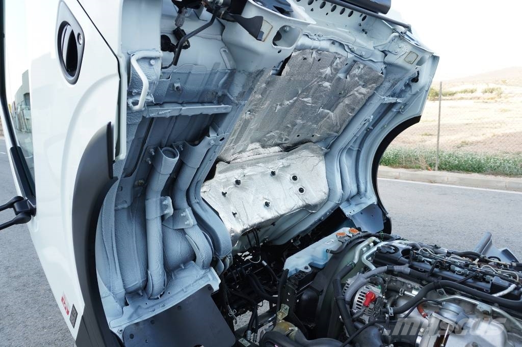 Nissan NT400 CARROCERIA CERRADA EXPOSITOR MOVIL Samochody ciężarowe ze skrzynią zamkniętą