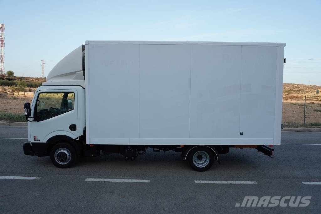 Nissan NT400 CARROCERIA CERRADA EXPOSITOR MOVIL Samochody ciężarowe ze skrzynią zamkniętą
