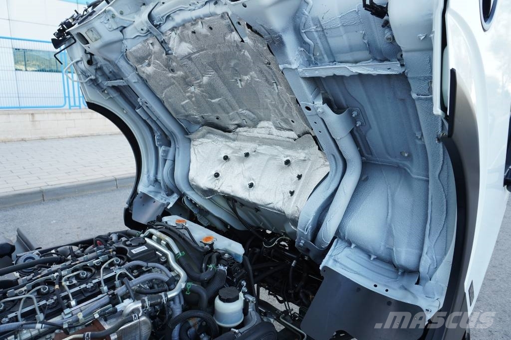 Nissan NT400 CARROCERIA CERRADA EXPOSITOR MOVIL Samochody ciężarowe ze skrzynią zamkniętą