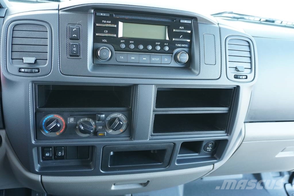 Nissan NT400 CARROCERIA CERRADA EXPOSITOR MOVIL Samochody ciężarowe ze skrzynią zamkniętą