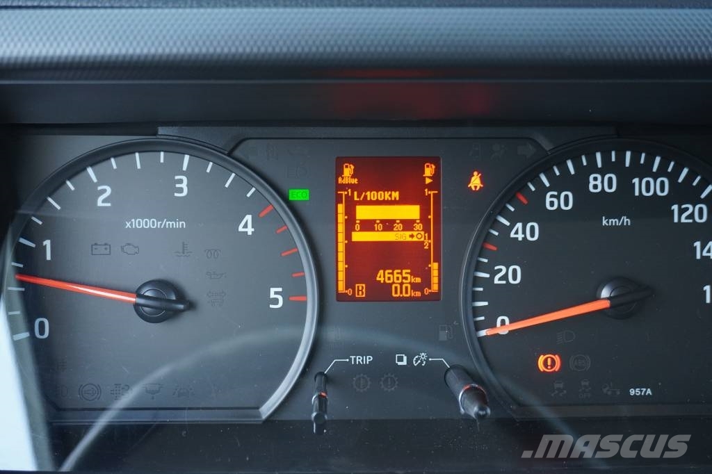Nissan NT400 CARROCERIA CERRADA EXPOSITOR MOVIL Samochody ciężarowe ze skrzynią zamkniętą