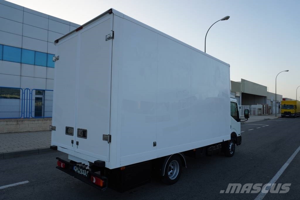 Nissan NT400 CARROCERIA CERRADA EXPOSITOR MOVIL Samochody ciężarowe ze skrzynią zamkniętą