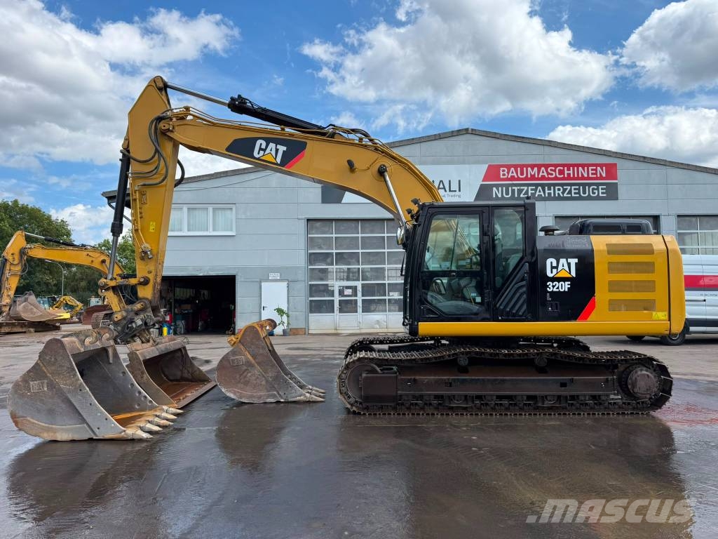 CAT 320 FL // BJ. 2017 / 13256H/Klima/SW/3 Löffel Rupsgraafmachines