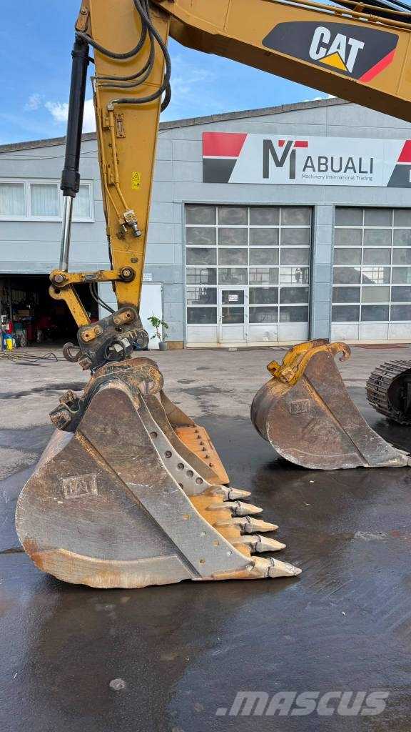 CAT 320 FL // BJ. 2017 / 13256H/Klima/SW/3 Löffel Rupsgraafmachines