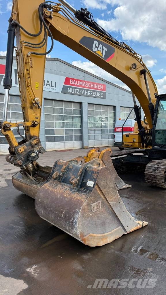CAT 320 FL // BJ. 2017 / 13256H/Klima/SW/3 Löffel Rupsgraafmachines