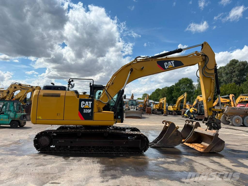 CAT 320 FL // BJ. 2017 / 13256H/Klima/SW/3 Löffel Rupsgraafmachines
