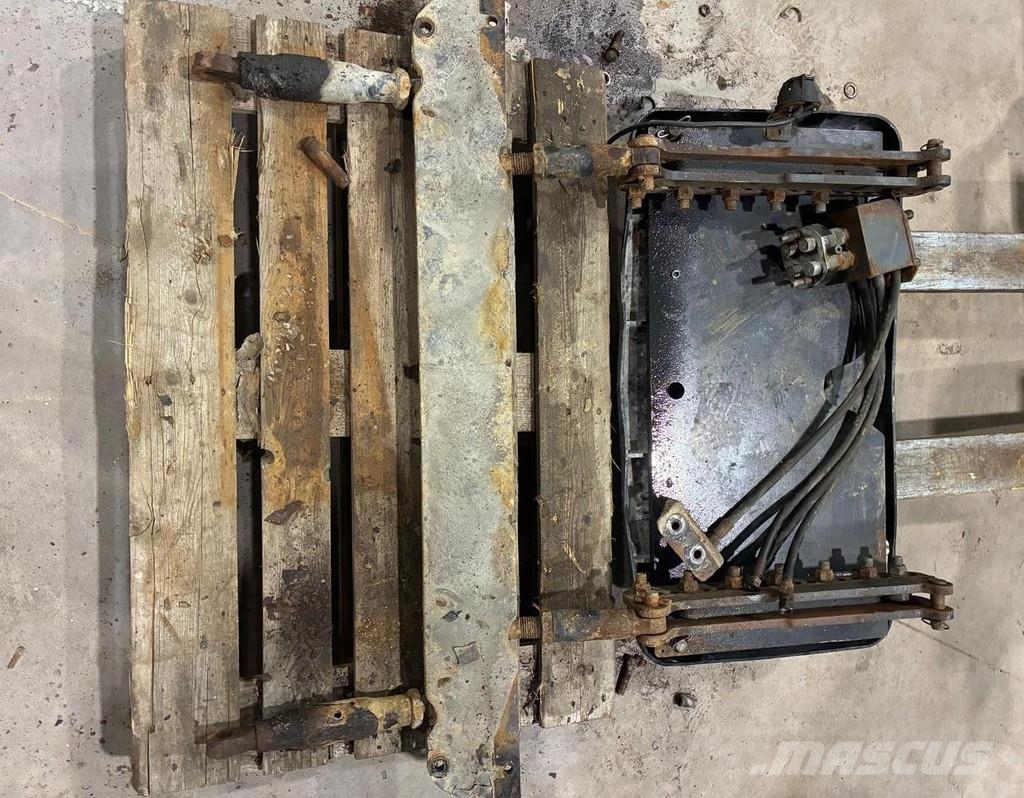 Attachment for mounting plows Snow groomers