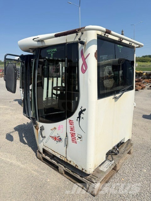 Liebherr L 550 USED CAB كابينة والداخلية