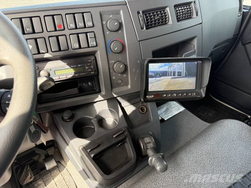Volvo FL210 4x2 Closed Box Taillift Camiones con caja de remolque