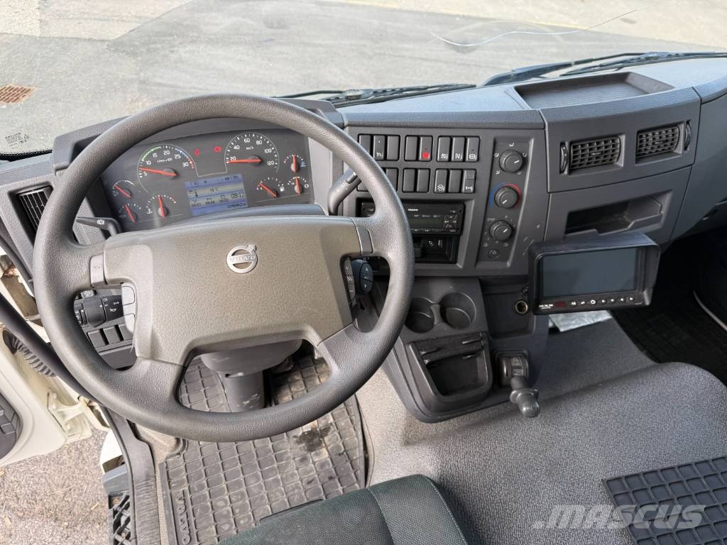 Volvo FL210 4x2 Closed Box Taillift Camiones con caja de remolque
