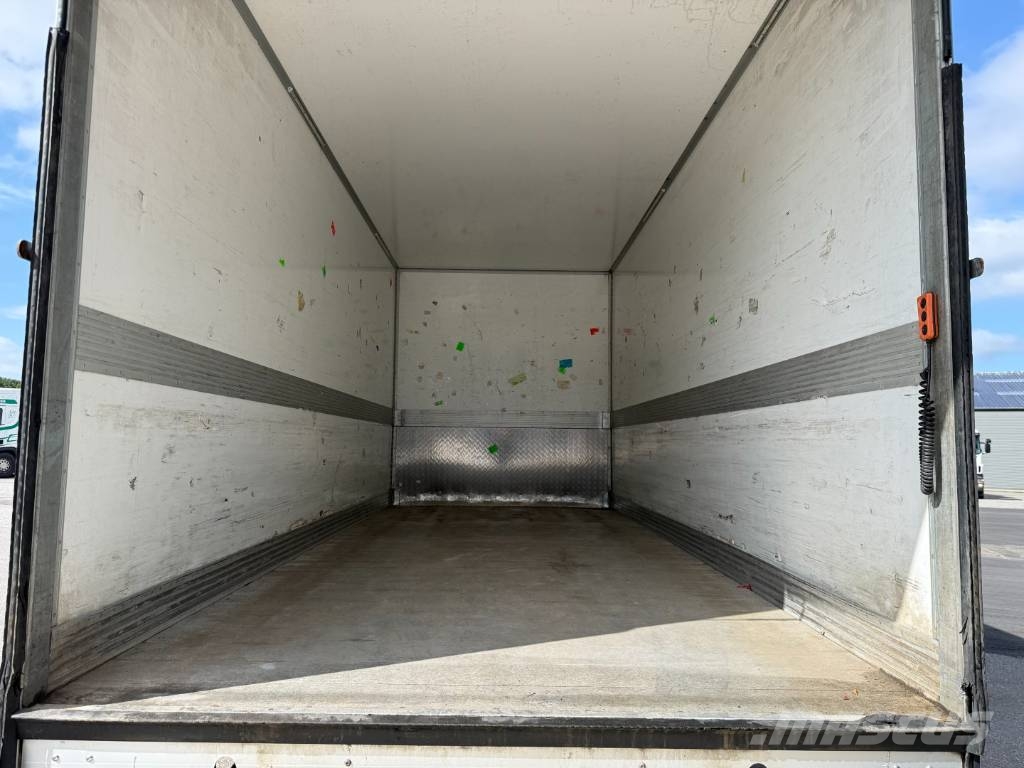 Volvo FL210 4x2 Closed Box Taillift Camiones con caja de remolque